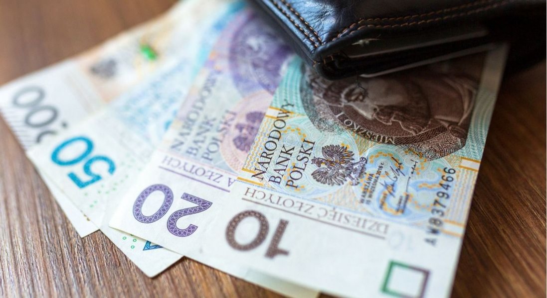 Біженців з України в Польщі позбавлять виплат