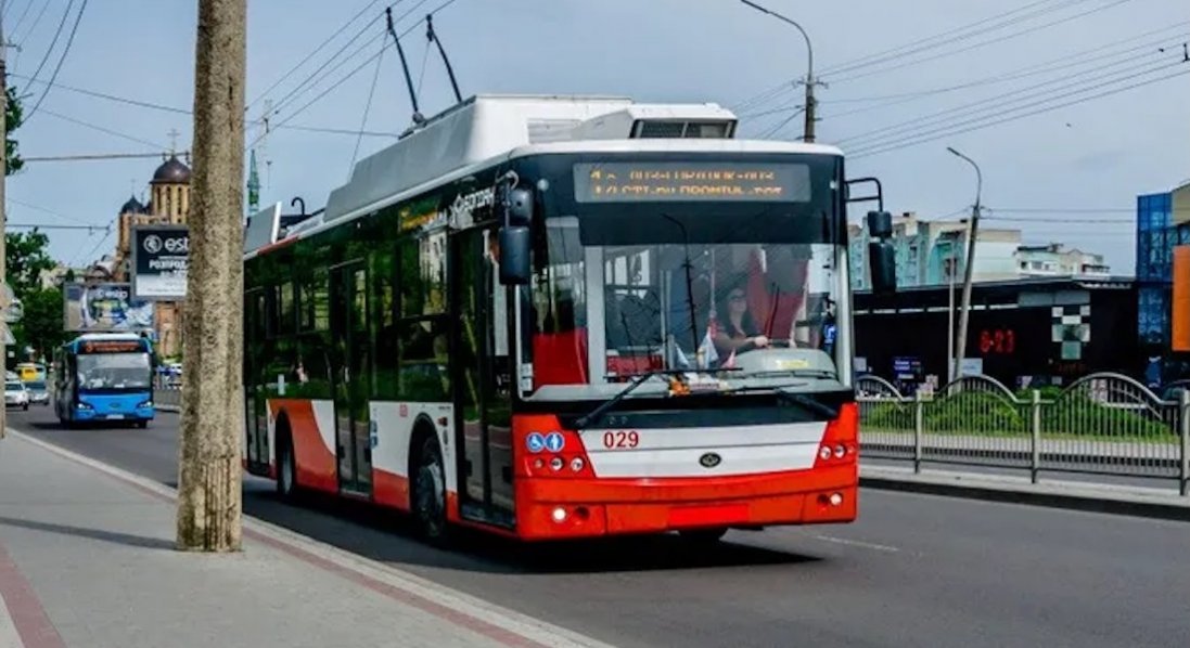 У Луцьку один із тролейбусів змінює рух