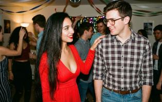 Спокусниця з глибоким декольте