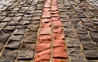 Колір, що не тьмяніє: переваги залізоокисних пігментів у виробництві тротуарної плитки