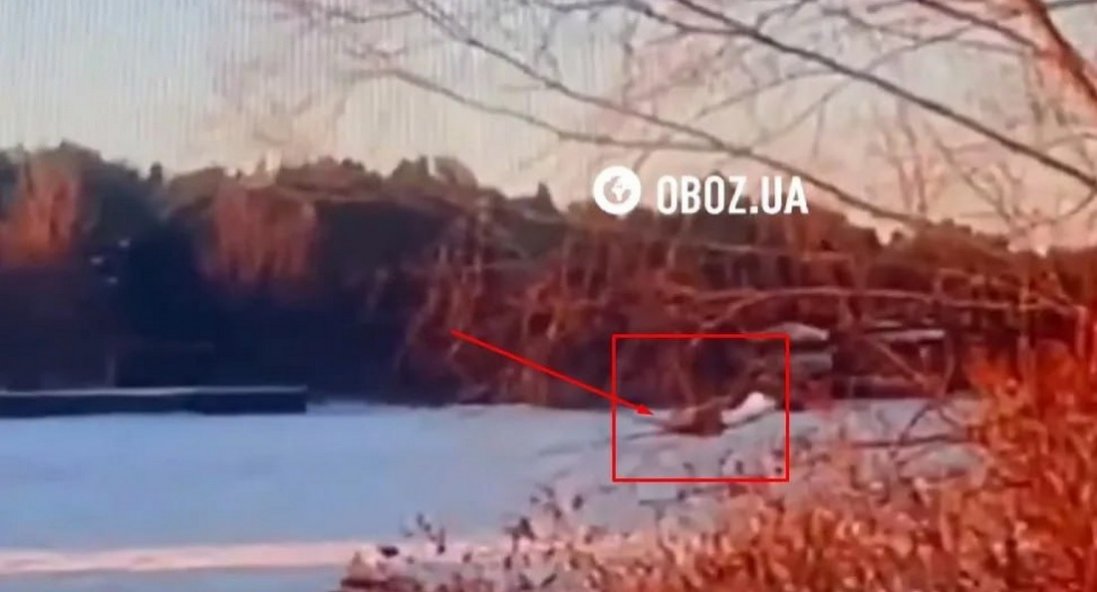 На Київському морі авто провалилося під кригу: знайшли тіло