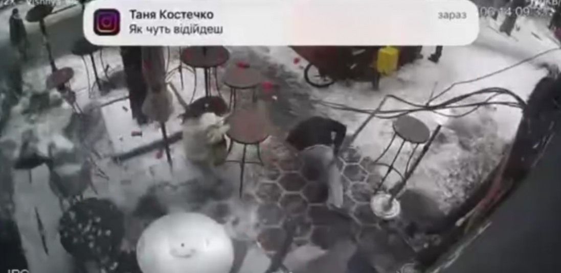 У Луцьку на чоловіка впала величезна брила льоду
