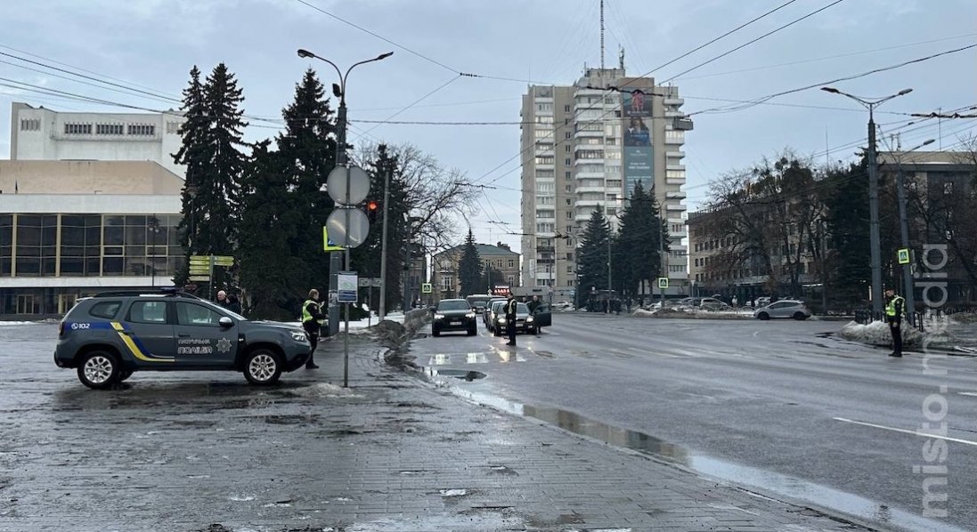 У Луцьку патрульні о 09:00 зупиняють рух транспорту