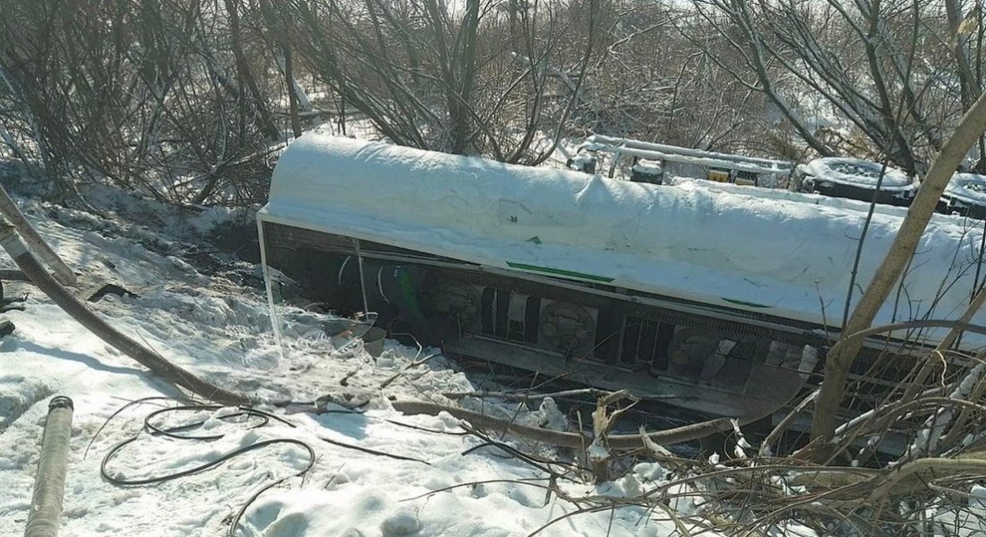 На Волині перекинувся бензовоз: нафтопродукти потрапили у рів, що впадає в річку Лютиця