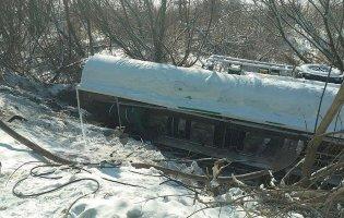 На Волині перекинувся бензовоз: нафтопродукти потрапили у рів, що впадає в річку Лютиця