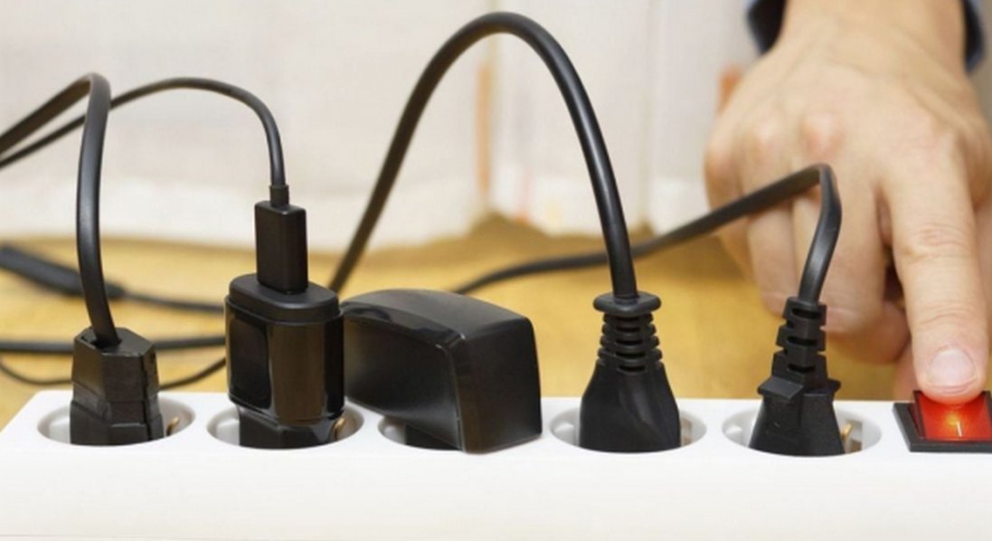 Напруга скаче: побережіть техніку!