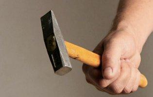 Лучанин молотком забив матір