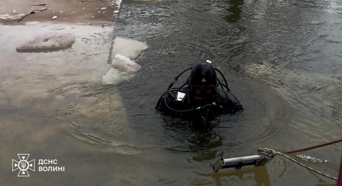 У Луцьку водолази обстежують дно Стиру: шукають зниклого чоловіка