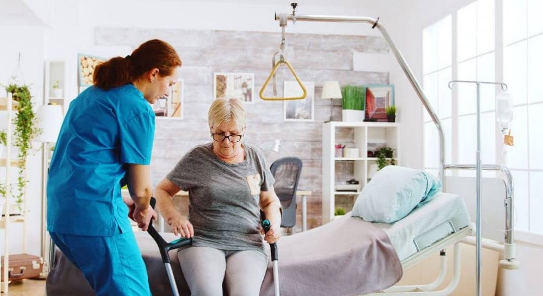 Як доглядати літню людину після інсульту?