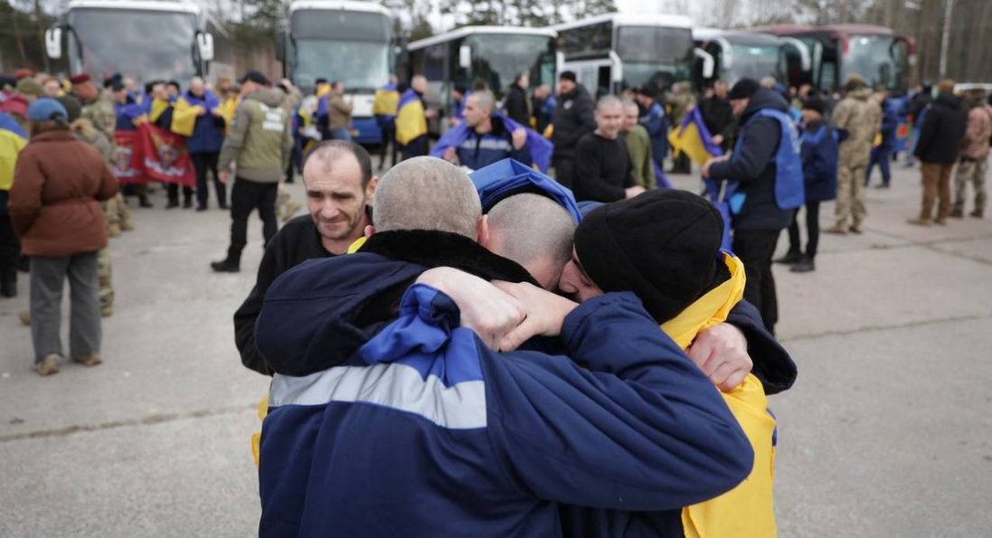 Восьмеро волинян повернулися додому з полону рф
