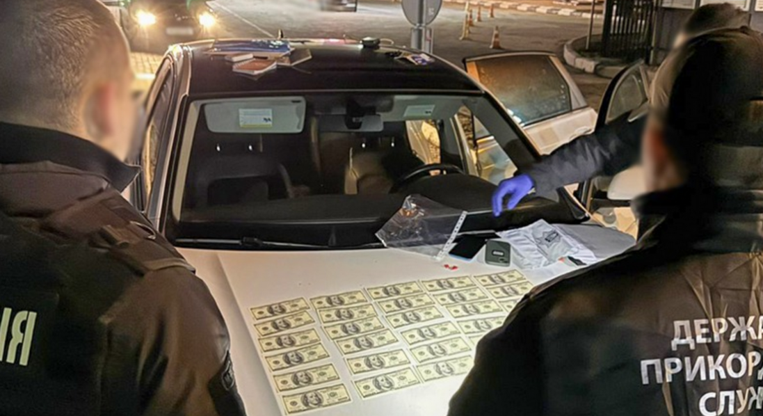 10 000 доларів США за переправлення ухилянта за кордон: волинянину повідомили про підозру