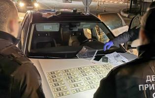 10 000 доларів США за переправлення ухилянта за кордон: волинянину повідомили про підозру