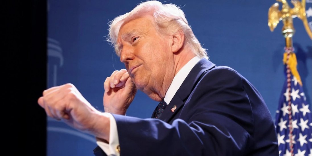 Чиновники Трампа змушені носити дешеве взуття, яке він їм дарує