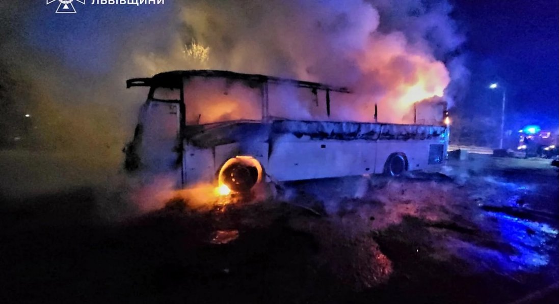 У Львові на одній зі стоянок вибухнув автобус