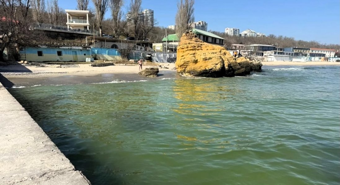 В Одесі море вкрилося жовтими плямами й пахне олією: що відомо
