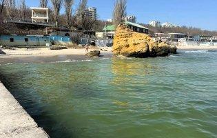 В Одесі море вкрилося жовтими плямами й пахне олією: що відомо