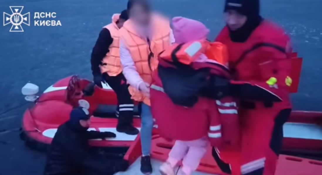 У Києві мати з дитиною дрейфували на крижині