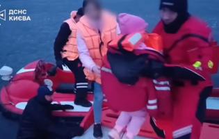 У Києві мати з дитиною дрейфували на крижині