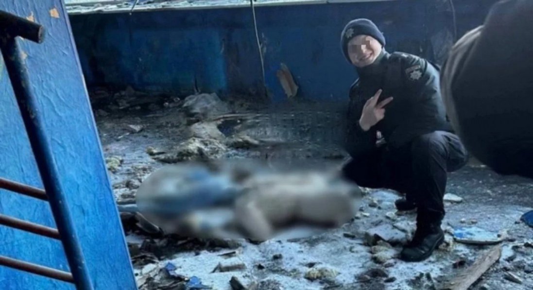 У Дніпрі курсант сфотографувався на фоні тіла дитини