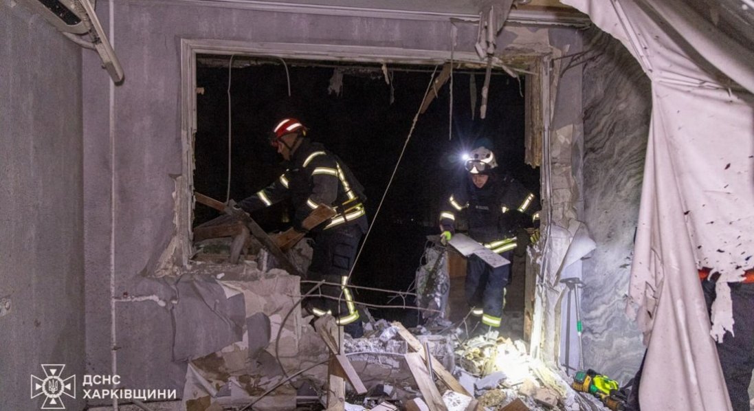 росіяни вдарили ракетою по багатоповерхівці в Харкові