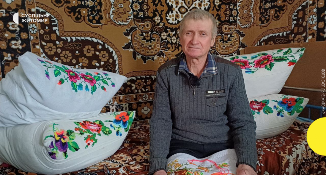 50 років чоловік вишиває ікони й рушники