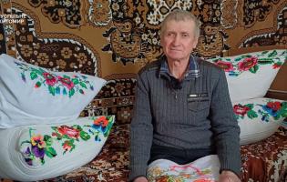 50 років чоловік вишиває ікони й рушники