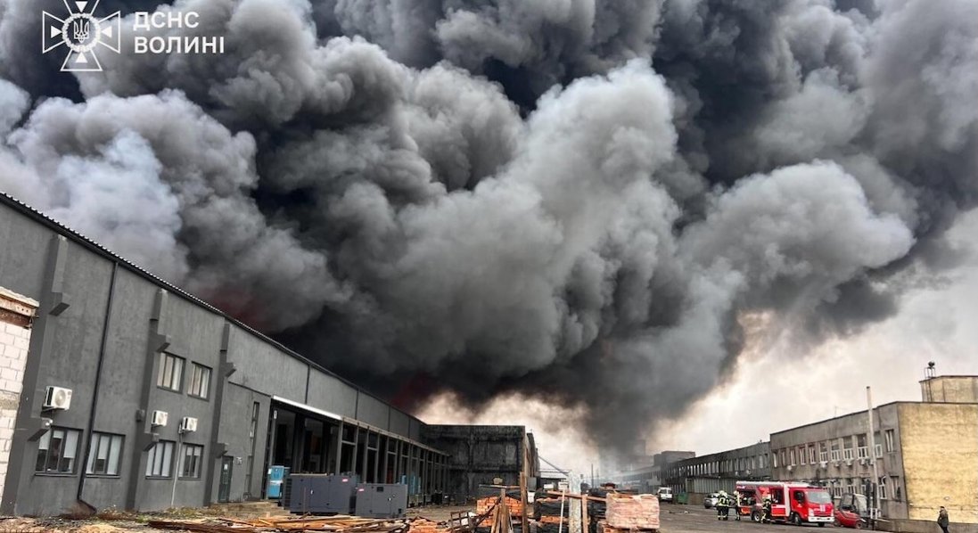 Наслідки ударів рф на Волині: рятувальники загасили великі пожежі