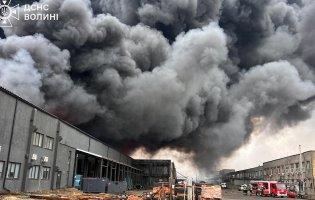 Наслідки ударів рф на Волині: рятувальники загасили великі пожежі