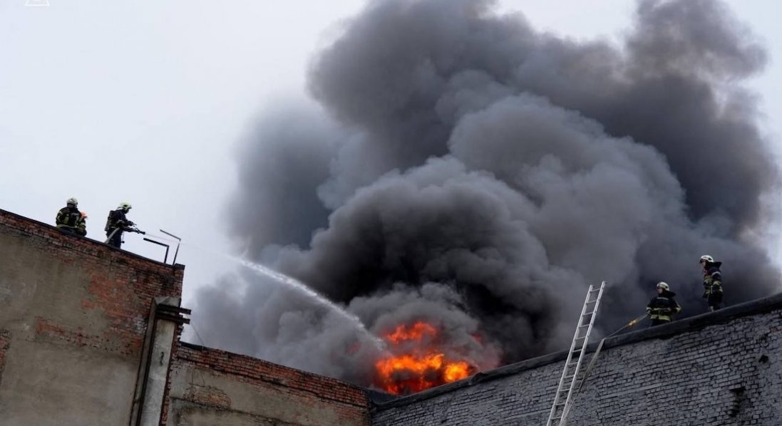 У Луцьку від обстрілу росіян постраждали склади мережі «Сім23» та «Сімі»