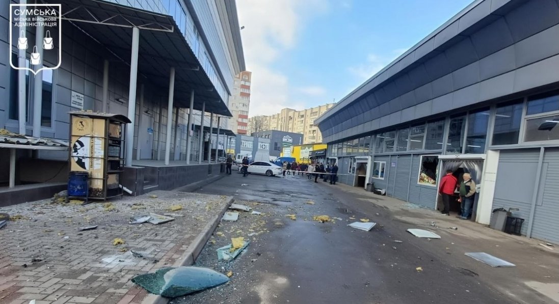 росіяни поцілили дроном у ТРЦ в центрі Сум