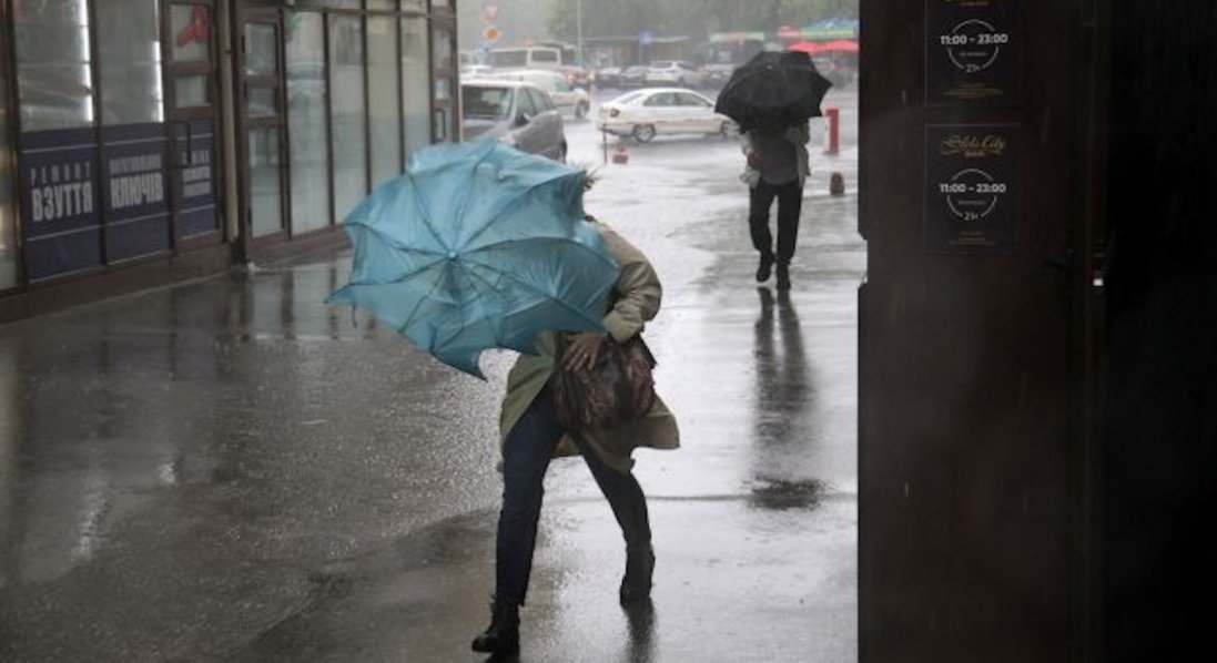 На Рівненщині вітер зірвав дах зі школи