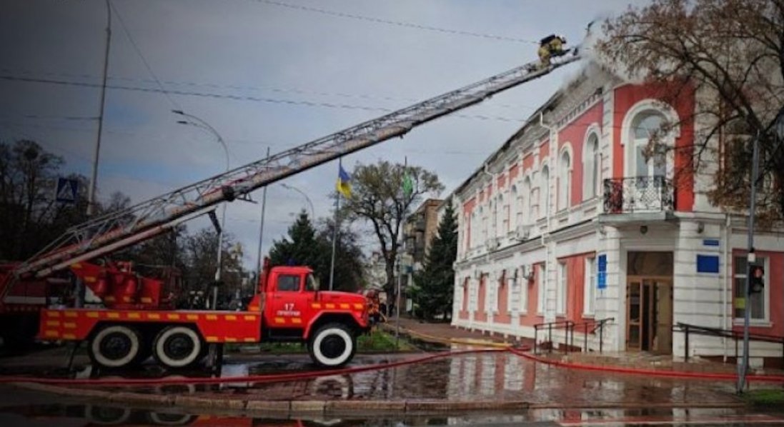 На Чернігівщині росія поцілила у будівлю міської ради