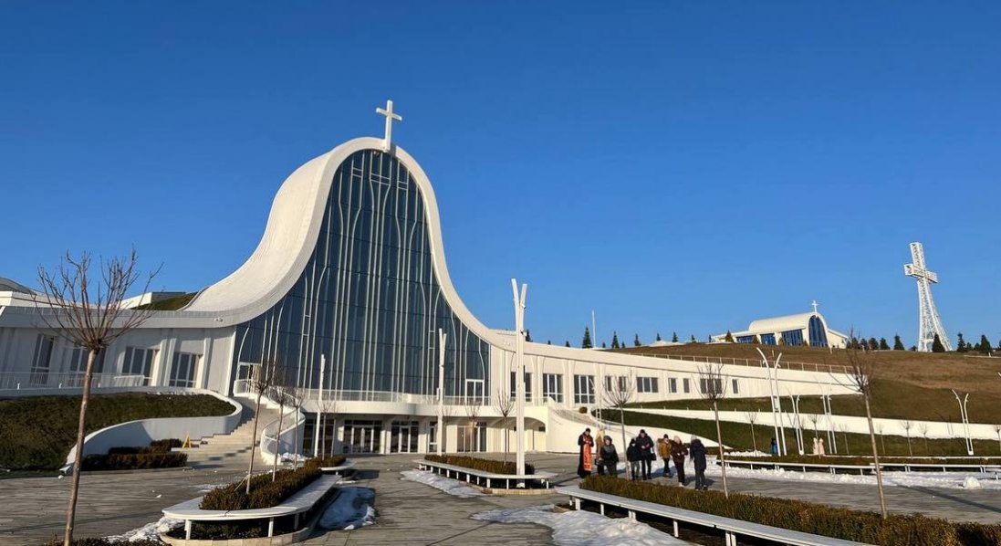 Тут люди моляться за зцілення, отримують дар батьківства, а зранені шукають миру