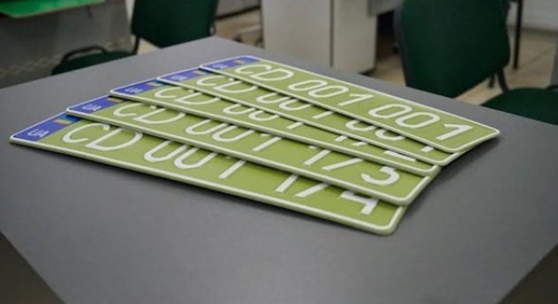 В Україні з'являться нові оливкові номерні знаки