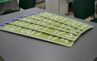 В Україні з'являться нові оливкові номерні знаки