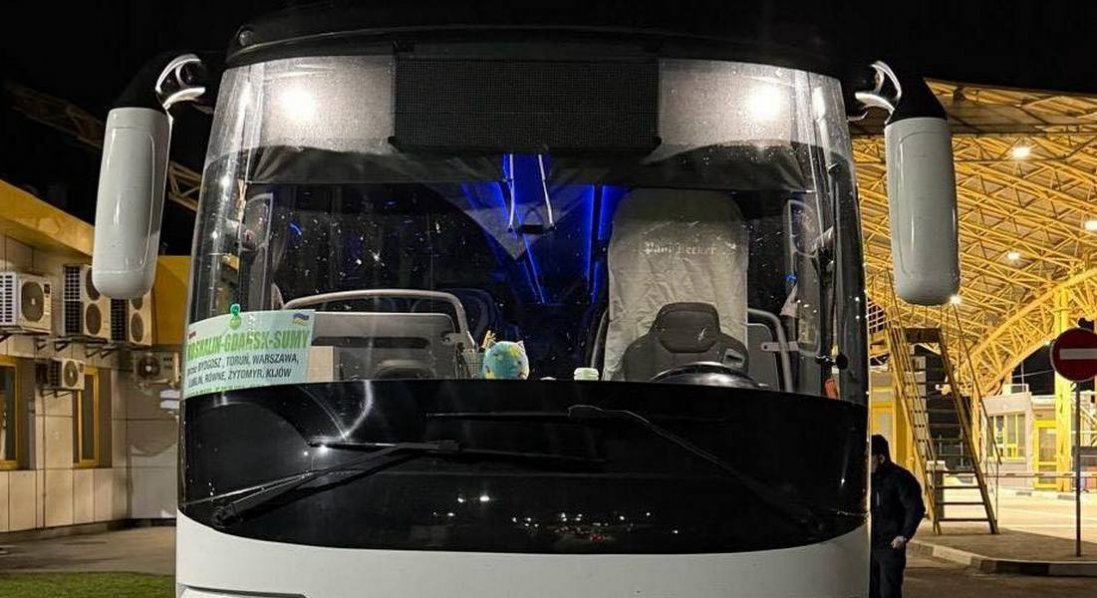 Пасажири автобуса намагались незаконно ввезти через «Ягодин» дорогі брендові сумочки