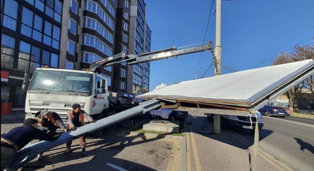 Із луцьких вулиць усунуть незаконні щити з рекламою