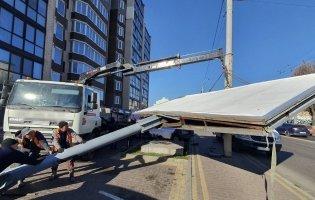 Із луцьких вулиць усунуть незаконні щити з рекламою