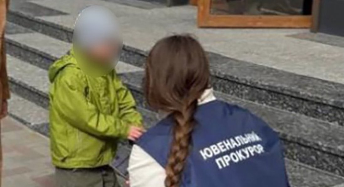 Хлопчика, якого в Луцьку намагалася продати матір, хоче забрати тато