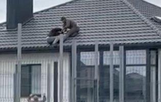У Волинському ТЦК прокоментували відео з падінням чоловіка з даху будинку