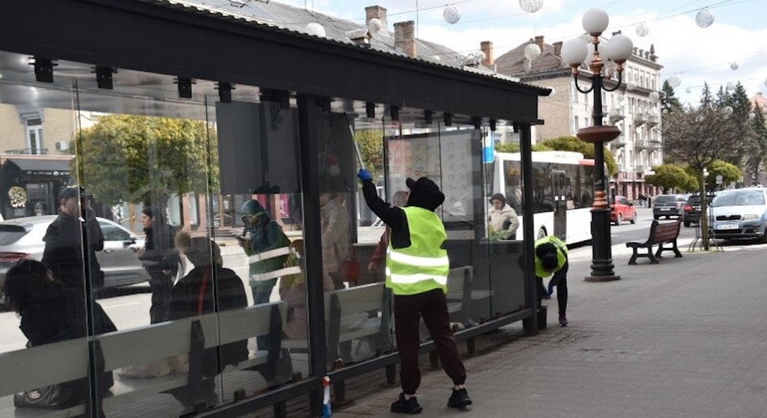 У Луцьку стартувало сезонне прибирання зупинок громадського транспорту