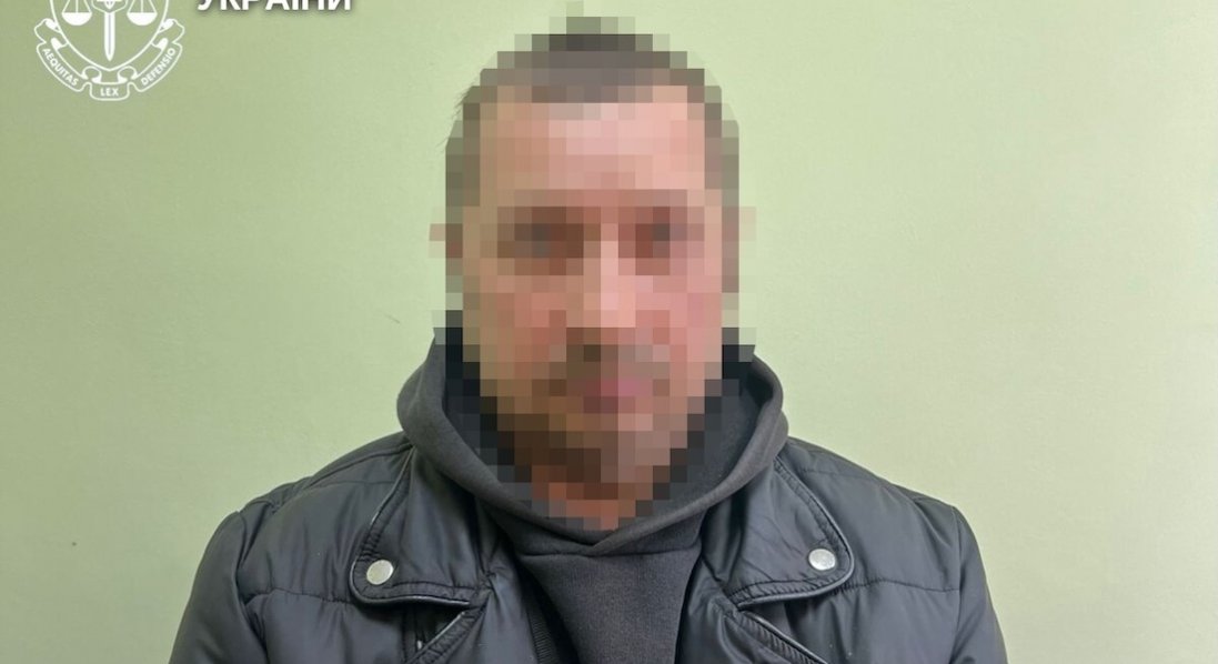 На Рівненщині чоловік надсилав порнографію доньці та її подрузі