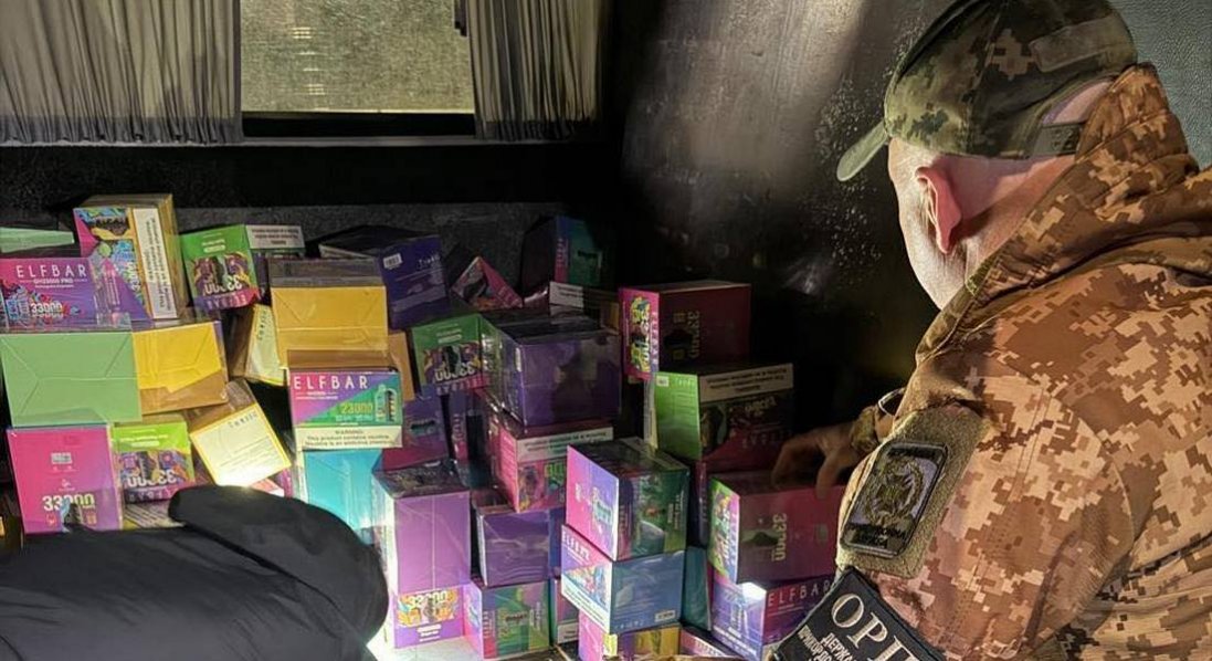 Під підлогою – понад 2 мільйони гривень: в «Устилузі» викрили контрабанду «вейпів»