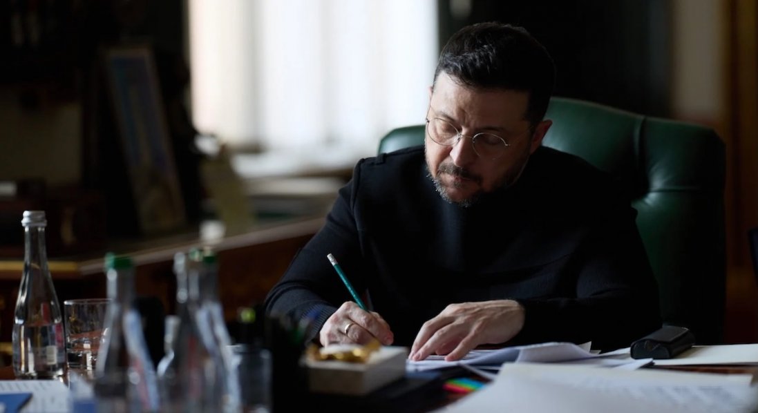 Зеленський підписав укази про продовження воєнного стану та мобілізації