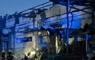 У Дніпрі росіяни влучили в розподільчий центр Varus: загинули працівники
