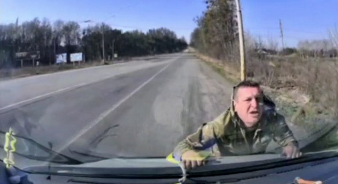 У Луцьку судили водія буса, який провіз на капоті працівника ТЦК