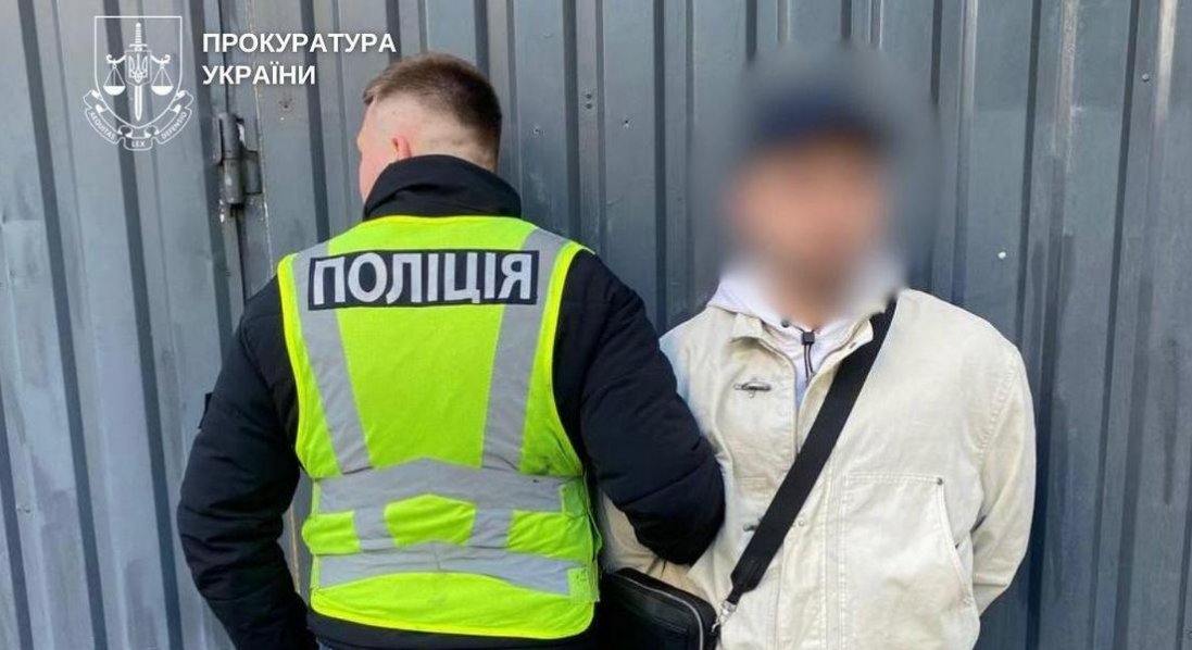 У Києві іноземець наклеював на автівки символіку ЗСУ та підпалював їх