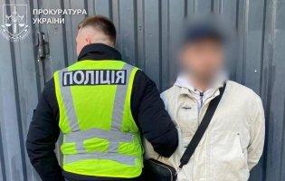 У Києві іноземець наклеював на автівки символіку ЗСУ та підпалював їх