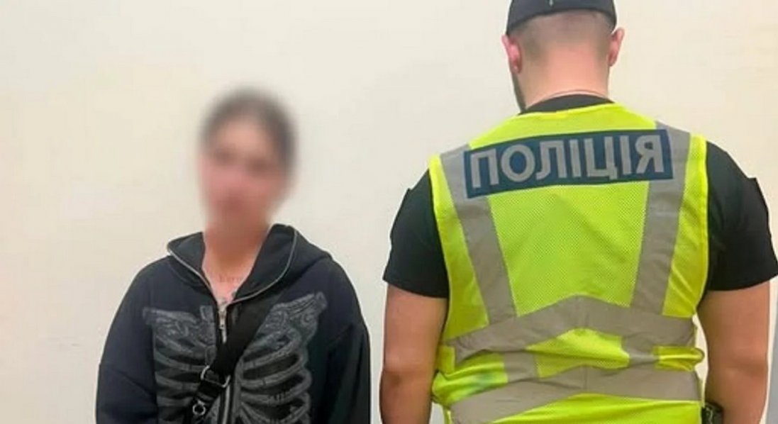 Зробив зауваження: у Києві дівчина вдарила військового по голові пляшкою
