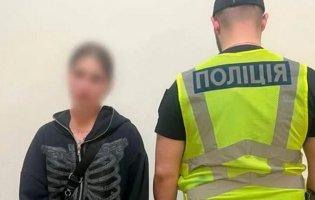 Зробив зауваження: у Києві дівчина вдарила військового по голові пляшкою